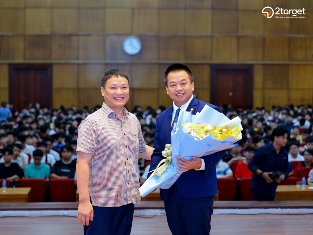 Phía đại diện nhà trường đã có bó hoa tươi thắm kèm lời cảm ơn gửi đến chuyên gia của buổi hội thảo. 