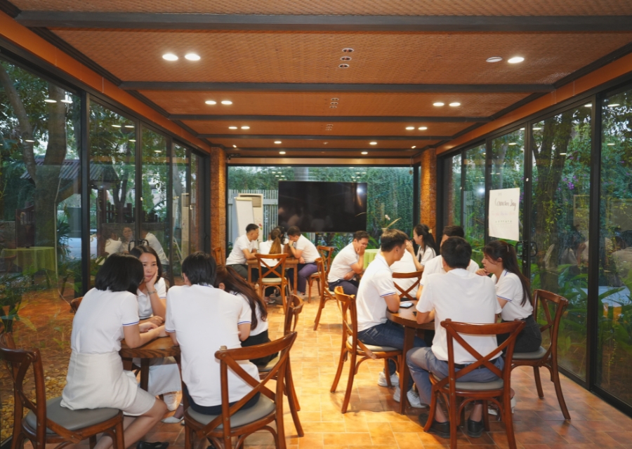 Các thành viên có cơ hội được ngồi lại với nhau để chia sẻ về bản thân, cũng như lắng nghe các thành viên khác.