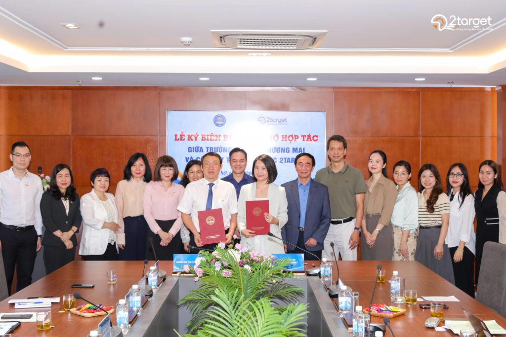 Dưới sự chứng kiến của lãnh đạo các đơn vị, PGS.TS Nguyễn Đức Nhuận – Phó Hiệu trưởng cùng bà Nguyễn Thuỳ Dương – Giám đốc Công ty TNHH Giáo dục 2Target đã thực hiện nghi thức ký kết bản ghi nhớ hợp tác MOU.