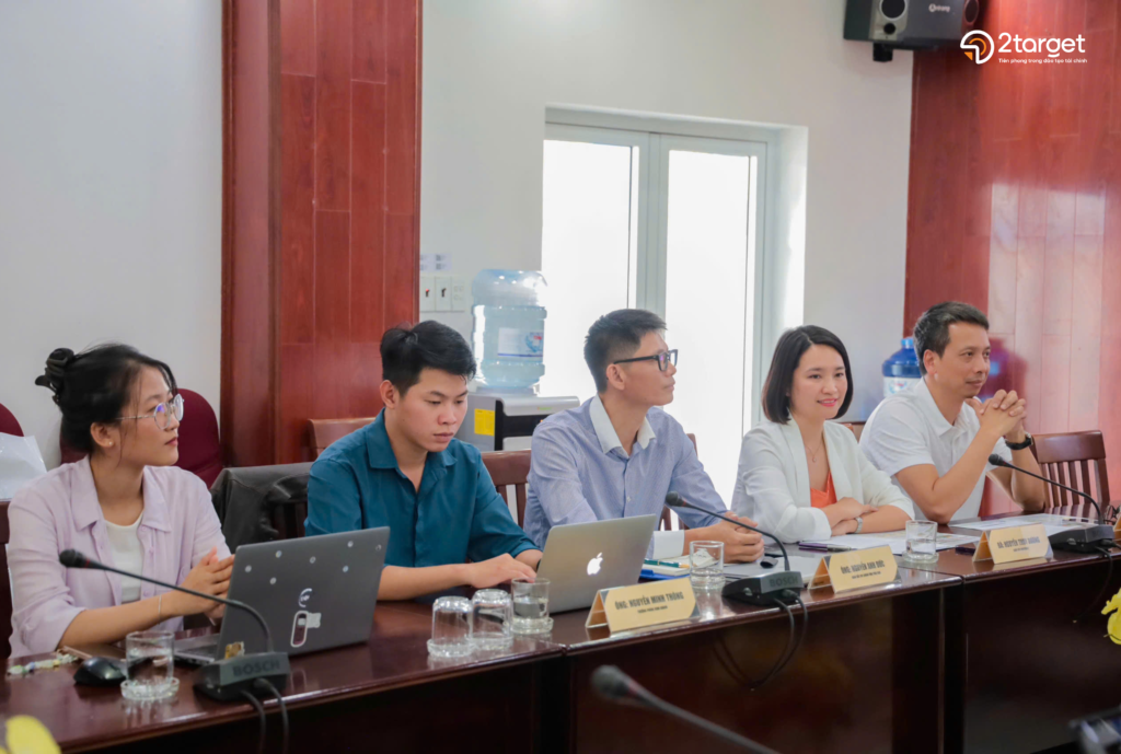 Về phía 2Target, có bà Nguyễn Thùy Dương, Giám đốc Công ty, đã tham dự cùng các thành viên trong ban lãnh đạo.