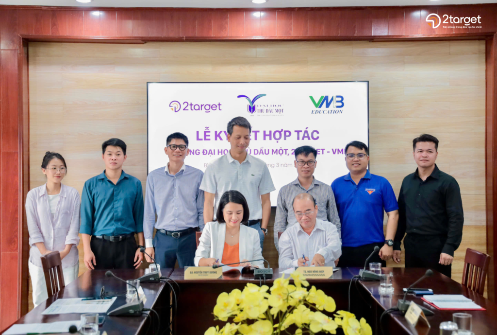 Dưới sự chứng kiến của lãnh đạo các đơn vị, bà Nguyễn Thuỳ Dương – Giám đốc Công ty TNHH Giáo dục 2Target cùng với TS. Ngô Hồng Điệp – Phó Hiệu trưởng, kiêm Viện trưởng Viện Đào tạo theo nhu cầu xã hội, đã thực hiện nghi thức ký kết bản ghi nhớ hợp tác MOU.
