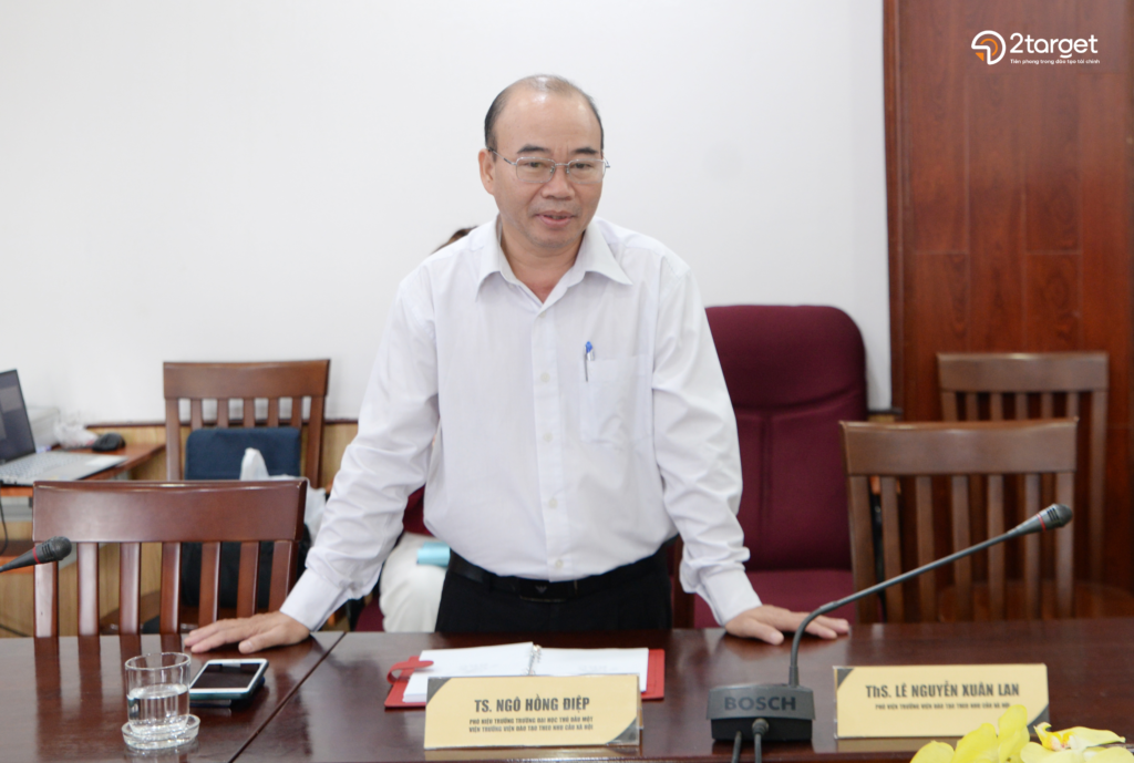 TS. Ngô Hồng Điệp nhấn mạnh tầm quan trọng của việc trang bị kiến thức tài chính cho sinh viên trong bối cảnh kinh tế ngày càng phức tạp và biến động.