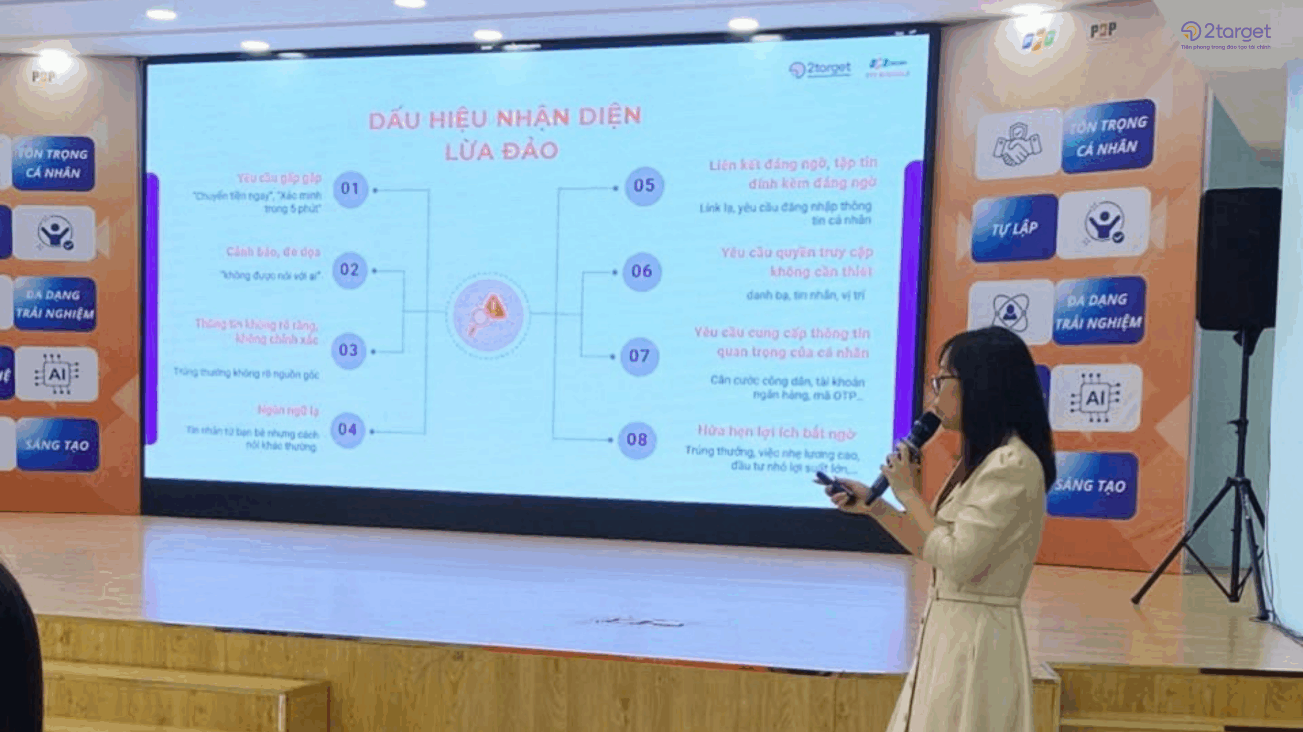 Chuyên gia chia sẻ những dấu hiệu nhận diện lừa đảo tài chính đến các bạn học sinh