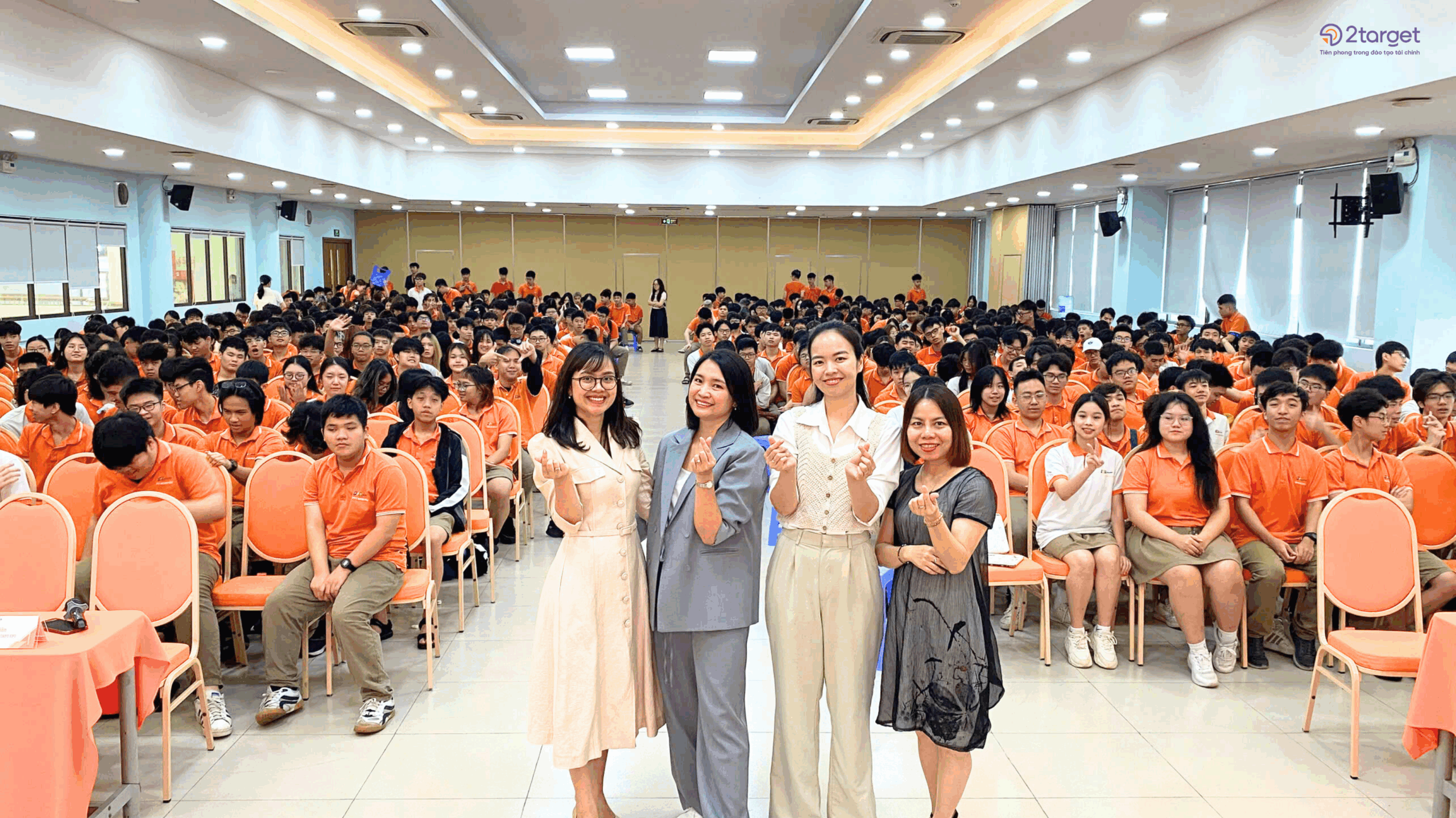 Ban lãnh đạo 2Target cùng chuyên gia chụp ảnh với các bạn học sinh Fschools