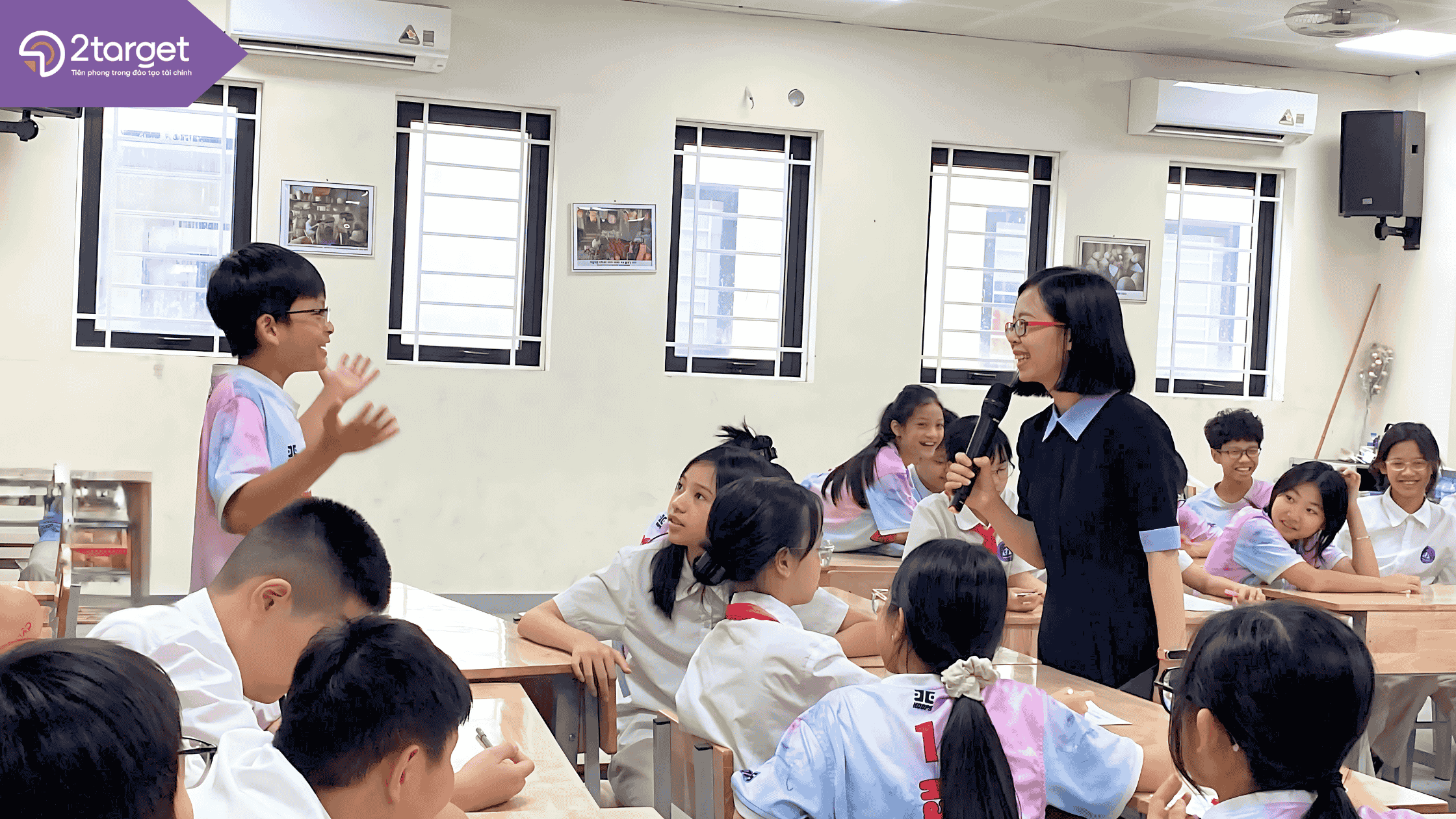 Các bạn học sinh rất năng nổ thảo luận cùng chuyên gia