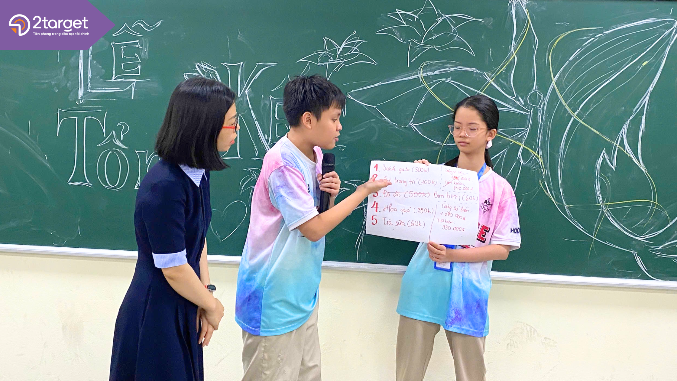 Bạn Việt Khang trình bày kết quả làm việc nhóm của nhóm mình