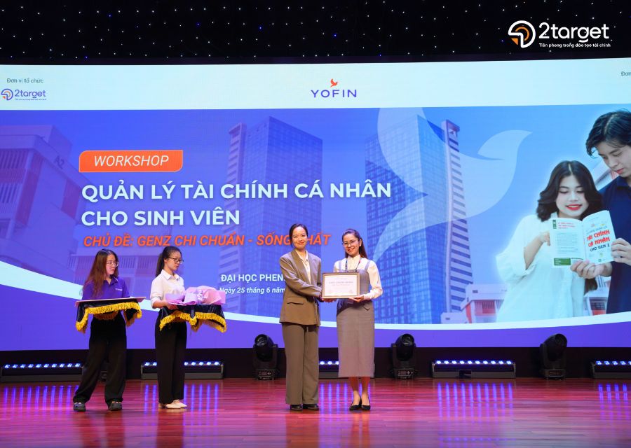 Đại diện 2Target trao giấy chứng nhận Trường thành viên của Dự án YOFIN cho Đại học Phenikaa.