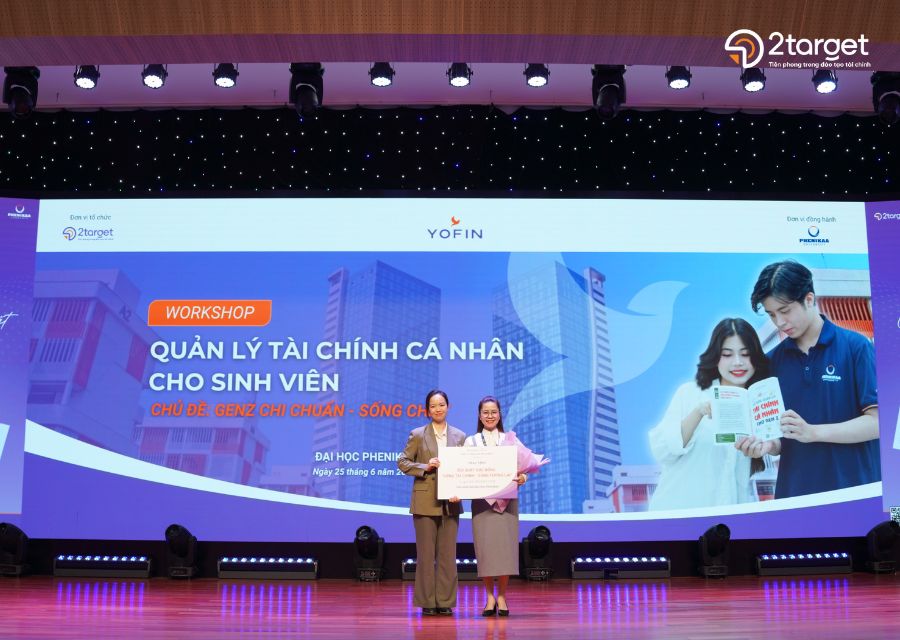 Đại diện công ty 2Target trao học bổng "Vững tài chính - Sáng tương lai" cho sinh viên Đại học Phenikaa.