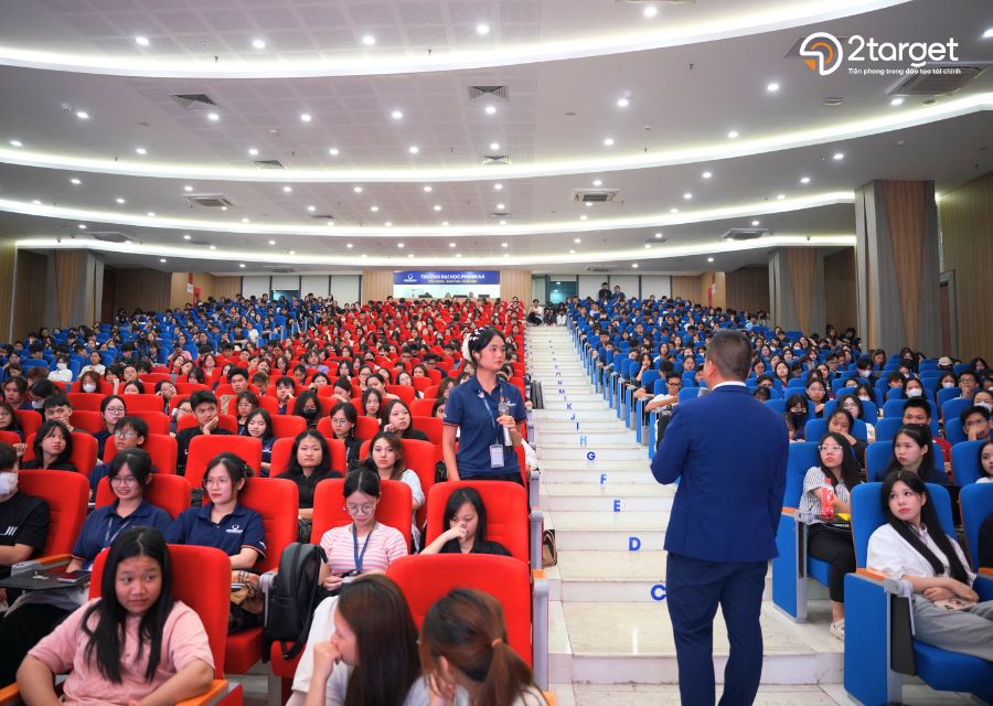 Sinh viên đặt câu hỏi và trao đổi với Diễn giả.