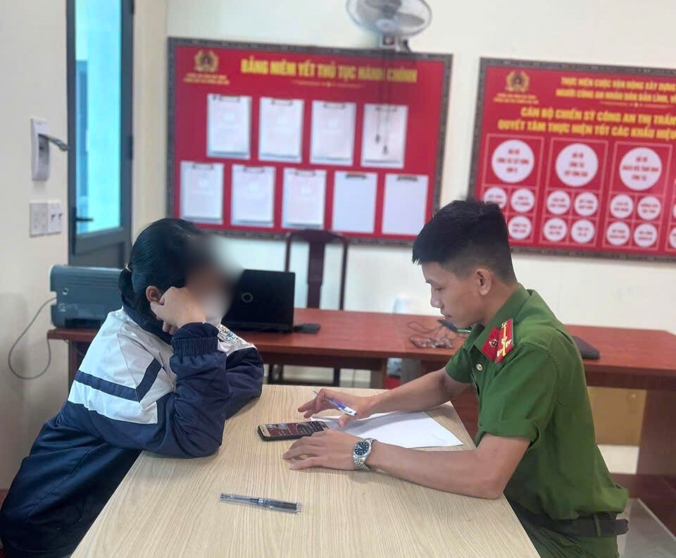 Cơ quan chức năng trao đổi với em học sinh về vụ việc (Ảnh: Cổng thông tin điện tử - Công an tỉnh Hà Tĩnh)
