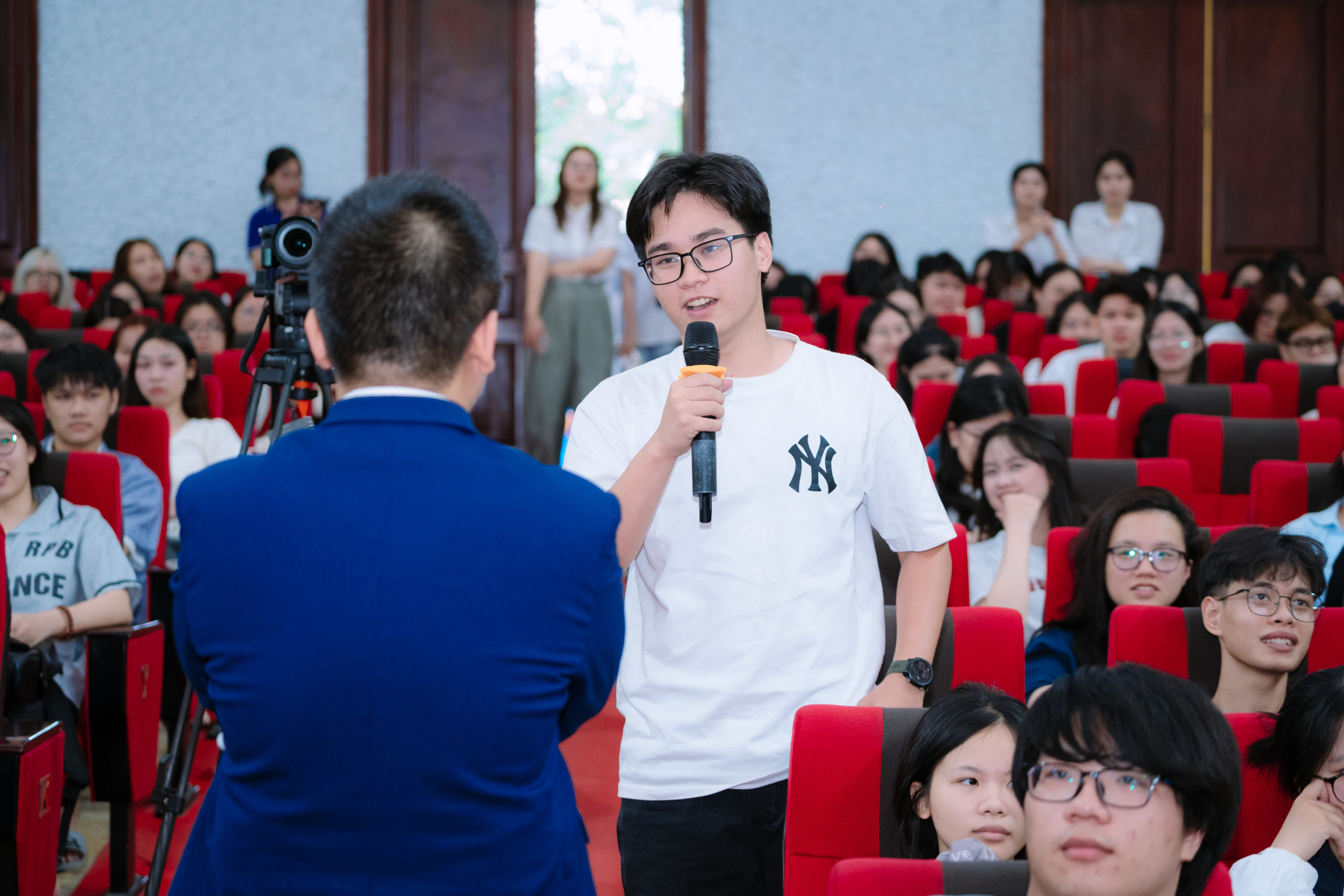 Sinh viên Thương mại hào hứng tương tác với diễn giả