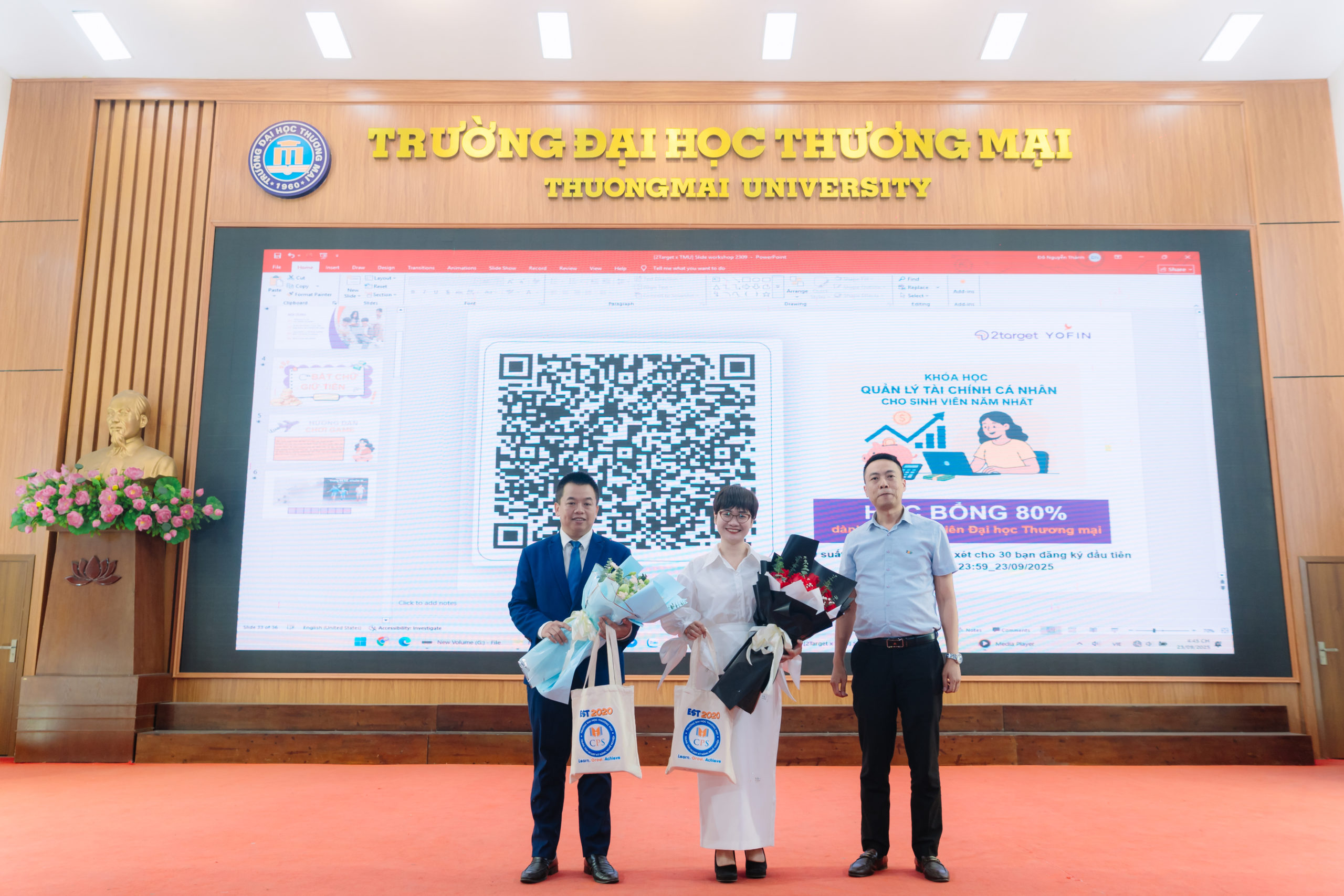2Target trao 30 suất học bổng giá trị cho các bạn tân sinh viên Trường Đại học Thương mại