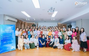 Chuyên gia cùng các đại sứ giáo dục chụp hình lưu niệm