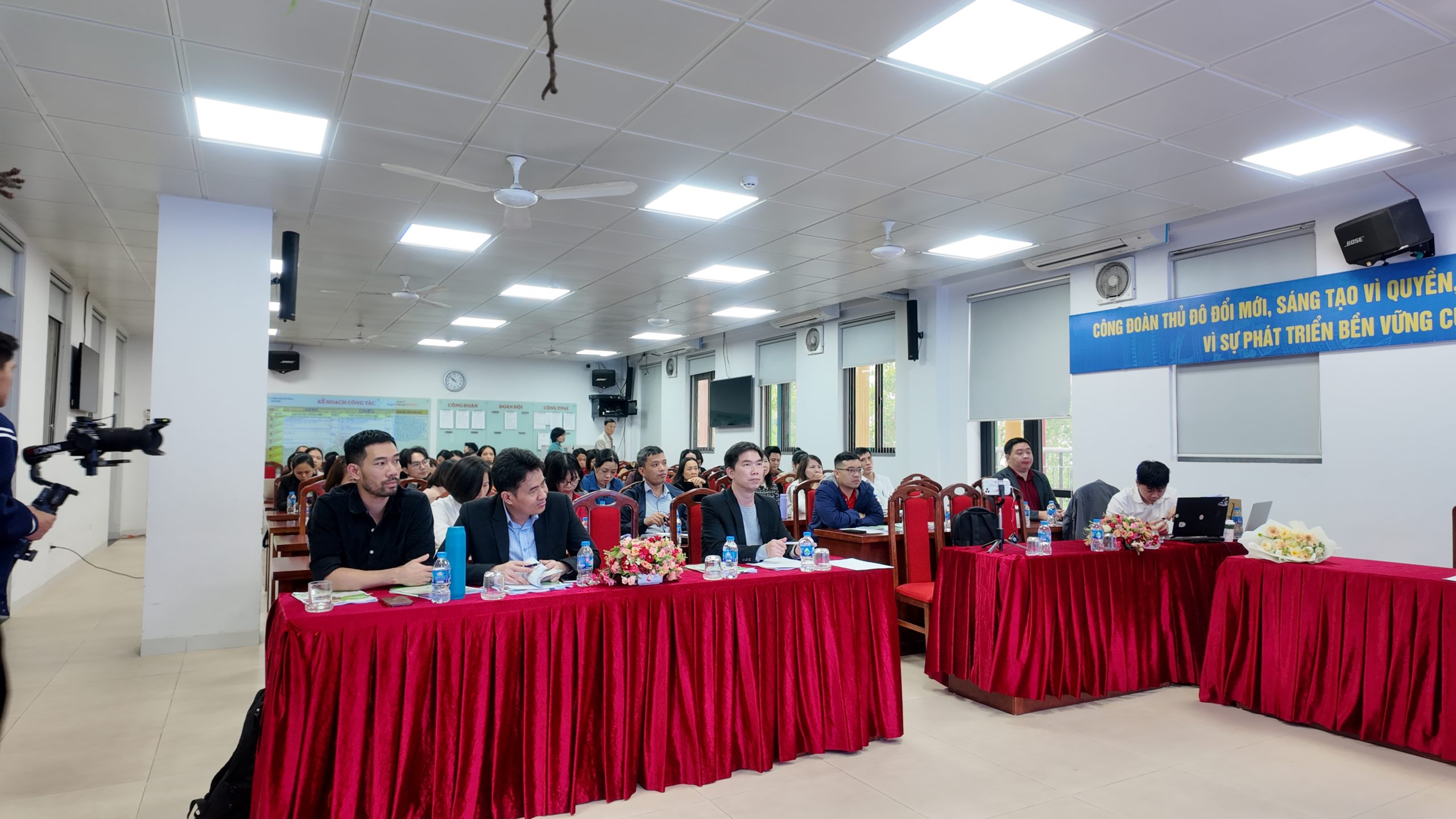 Các đại biểu tham gia buổi dự thảo
